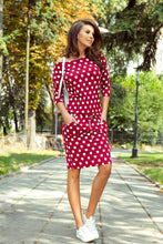 Cargar imagen en el visor de la galería, Numoco 13-111 Sports dress with binding and pockets - burgundy + polka dots
