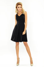 Load image into Gallery viewer, Dress with neckline and pockets - black 160-1