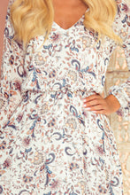 Charger l&#39;image dans la galerie, Numoco 295-2 BAKARI flimsy dress with a neckline - flowers boho on a light background