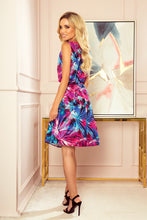 Cargar imagen en el visor de la galería, Numoco 296-3 VICTORIA Trapezoidal dress with blue and pink flowers