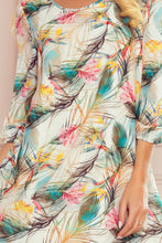 Cargar imagen en el visor de la galería, Numoco 303-1 IVETTE chiffon dress with a neckline at the back - COLORFUL FEATHERS