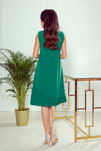 Load image into Gallery viewer, Numoco 308-1 KARINE - trapezoidal dress with asymmetrical pleat - green