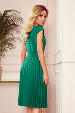 Cargar imagen en el visor de la galería, Numoco 311-3 LILA Pleated dress with short sleeves - Green