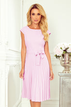 Cargar imagen en el visor de la galería, Numoco 311-6 LILA Pleated dress with short sleeves - bright heather