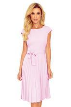 Cargar imagen en el visor de la galería, Numoco 311-6 LILA Pleated dress with short sleeves - bright heather