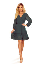 Cargar imagen en el visor de la galería, Numoco 329-3 LAUREN Chiffon dress with a neckline and frills - Green